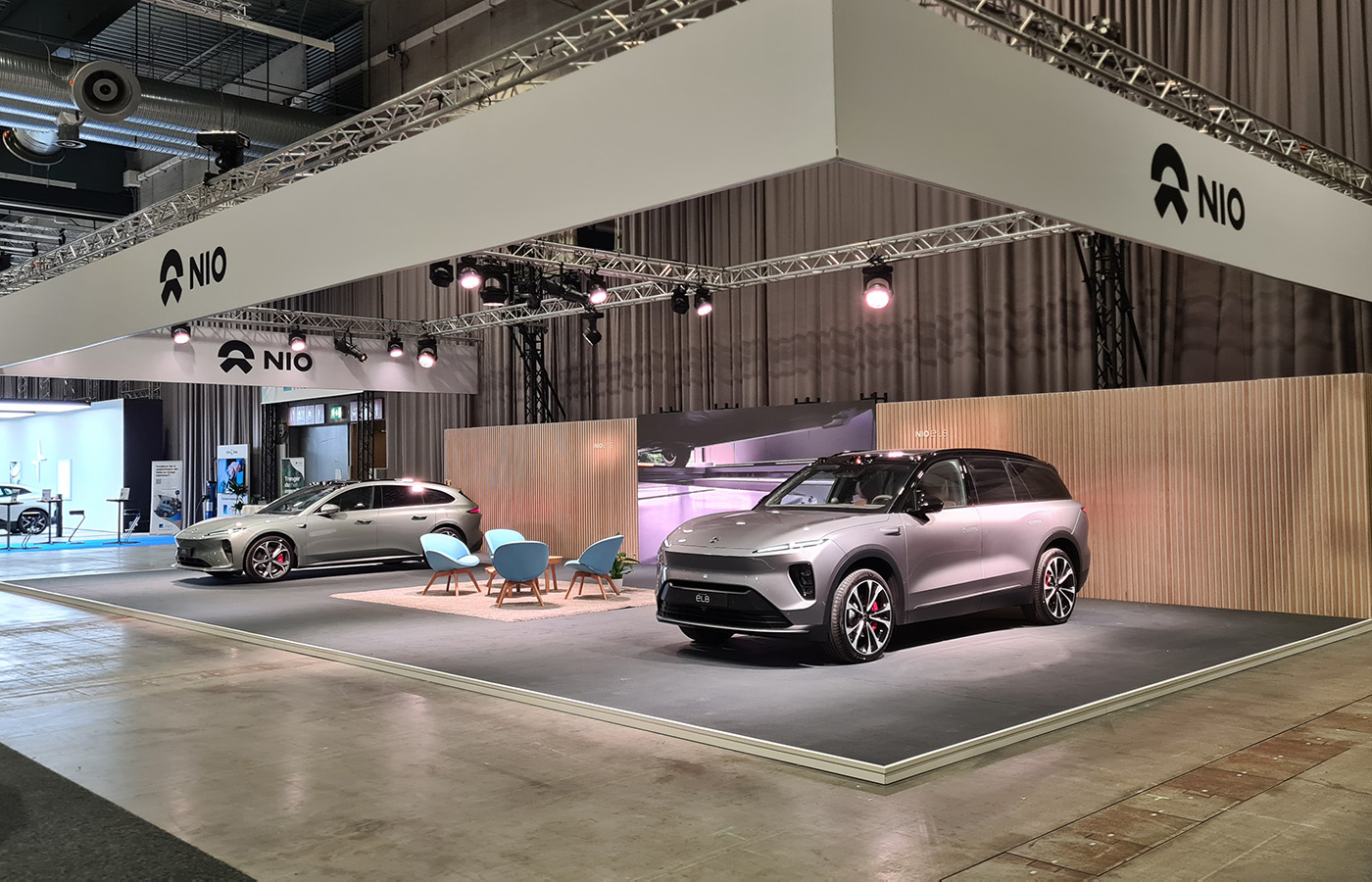 NIO messestand med profesjonell lyssetting