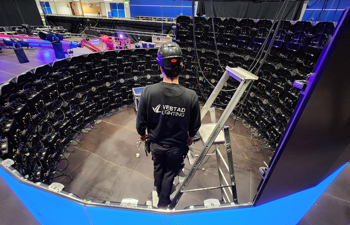Vestad Lighting-ansatt arbeider med rigg