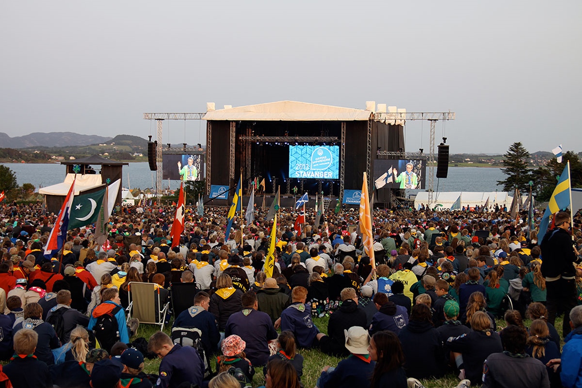 Utendørs konsert med scene og storskjerm